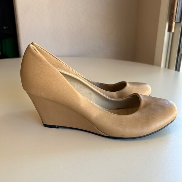 Zoey Women's Size 6.5 Tan Faux Leather Round Toe Wedge Heel Sandals - Picture 1 of 10